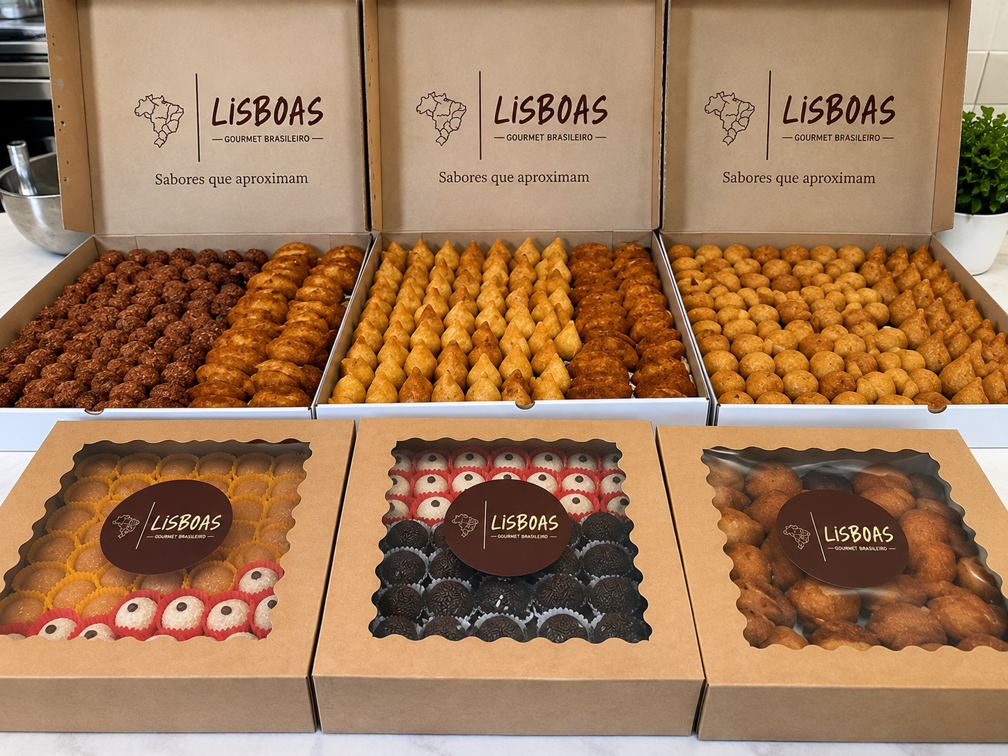 Sortido de salgadinhos, brigadeiros e doces em caixas personalizadas